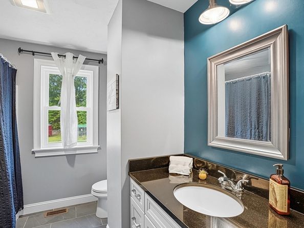 8 Hillside Dr, Sturbridge MA 01566
