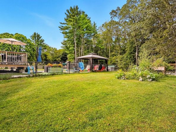 8 Hillside Dr, Sturbridge MA 01566