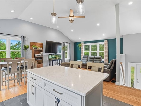 8 Hillside Dr, Sturbridge MA 01566