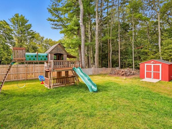 8 Hillside Dr, Sturbridge MA 01566