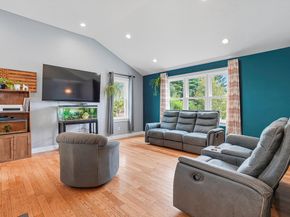 8 Hillside Dr, Sturbridge MA 01566