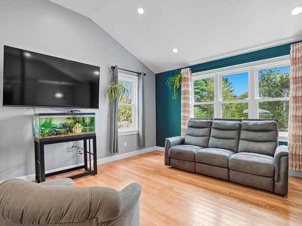 8 Hillside Dr, Sturbridge MA 01566