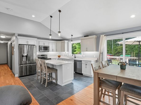 8 Hillside Dr, Sturbridge MA 01566