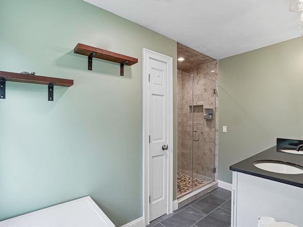 8 Hillside Dr, Sturbridge MA 01566