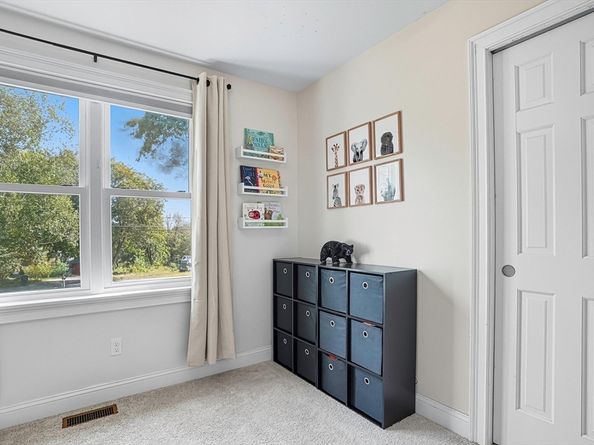 8 Hillside Dr, Sturbridge MA 01566
