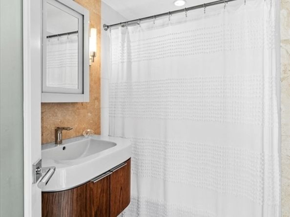 300 Lynn Shore Dr 408, Lynn MA 01902