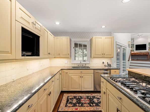 18 Phillips Pond Rd 18, Natick MA 01760