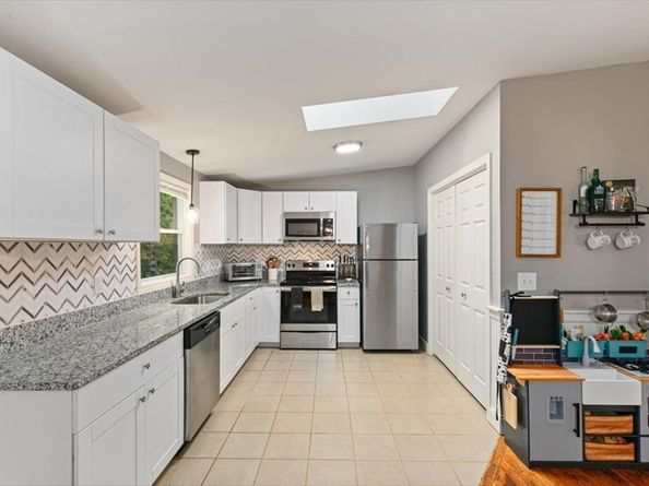 34 & 34R Pickering St, Essex MA 01929