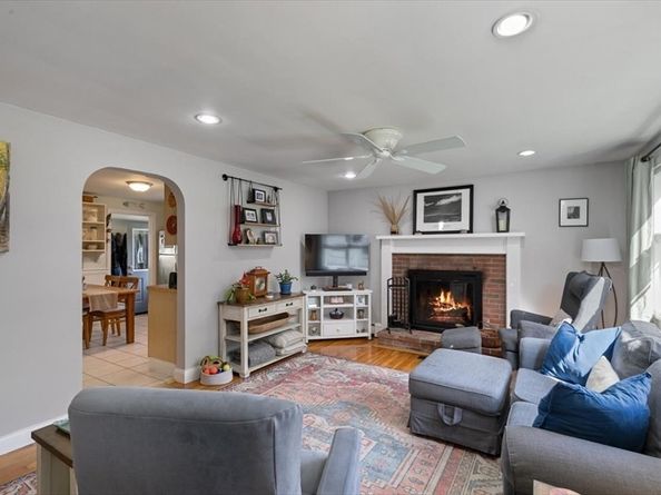 34 & 34R Pickering St, Essex MA 01929