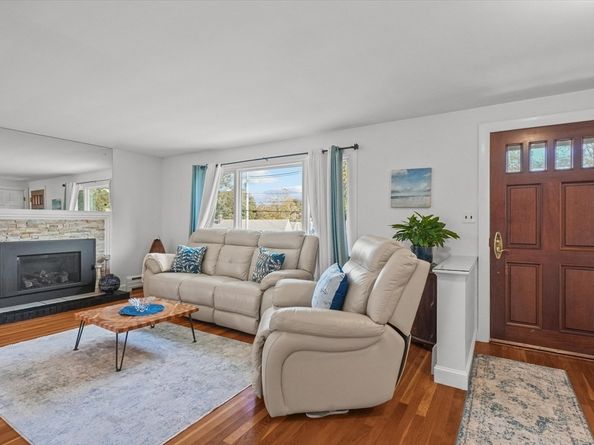 24 Maple St, Marblehead MA 01945