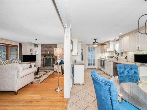 1170 Livingston St, Tewksbury MA 01876