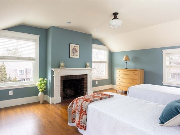 34 Pilgrim Rd, Newton MA 02468