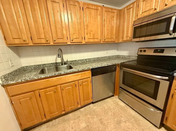 32 Whites Ave D33, Watertown MA 02472