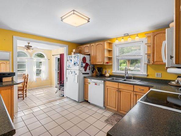 5 Benson Rd, Tewksbury MA 01876