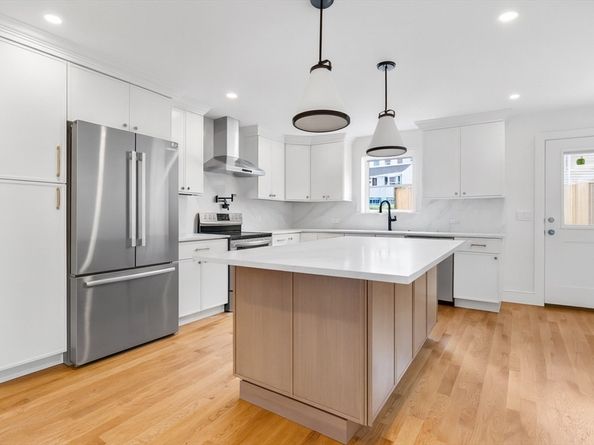 597 E 2nd St A, Boston MA 02127