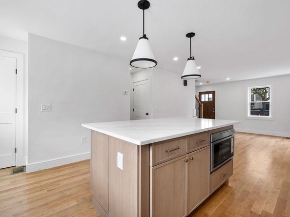 597 E 2nd St A, Boston MA 02127