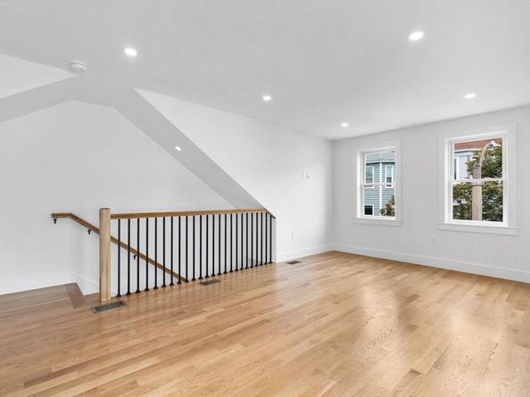 597 E 2nd St A, Boston MA 02127