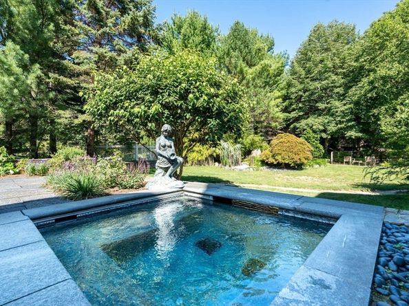 9 Stonegate Dr, Westwood MA 02090