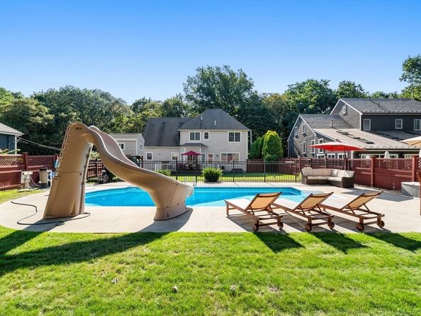 25 Carrolls Ln, Quincy MA 02169