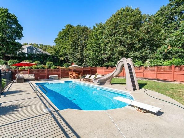 25 Carrolls Ln, Quincy MA 02169
