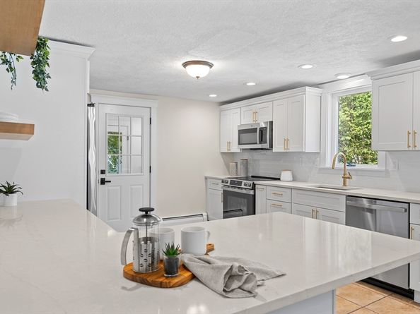 10 Scroxton Dr, Billerica MA 01821