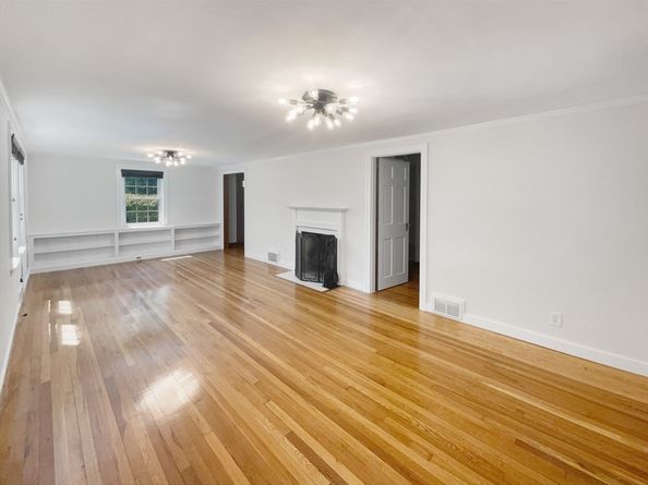 337 Edgell Rd, Framingham MA 01701