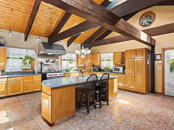170 Dexter Ln, Rochester MA 02770