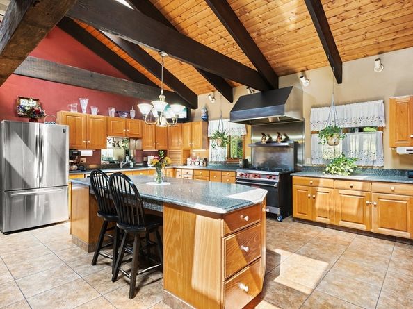 170 Dexter Ln, Rochester MA 02770