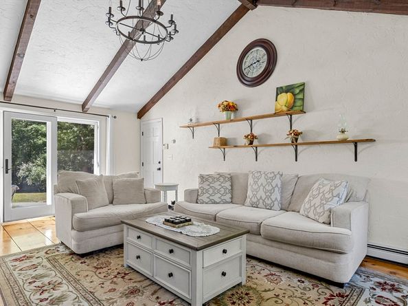 106 Upland Rd, Plympton MA 02367
