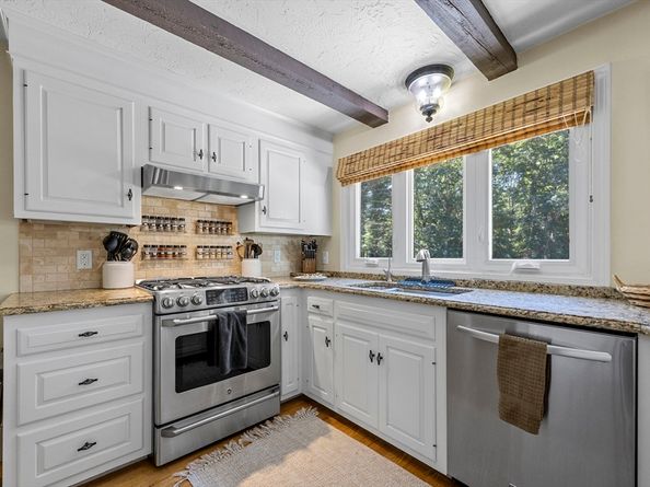 106 Upland Rd, Plympton MA 02367