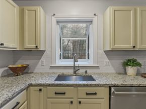 5 Aspen Cir, Bedford MA 01730