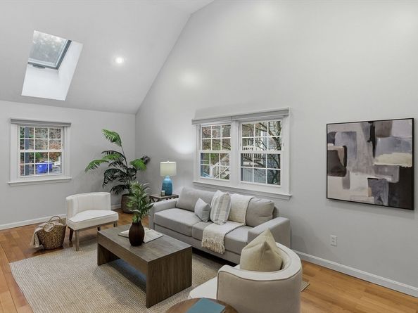 5 Aspen Cir, Bedford MA 01730