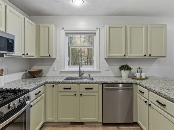 5 Aspen Cir, Bedford MA 01730