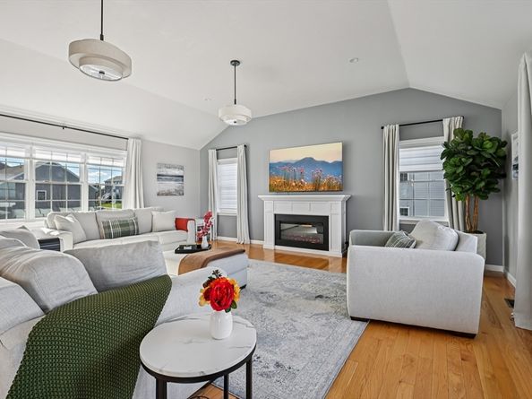 43 Gedney Dr, Peabody MA 01960