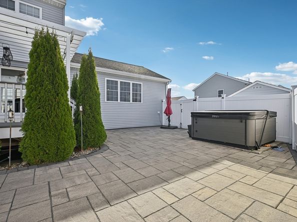 43 Gedney Dr, Peabody MA 01960