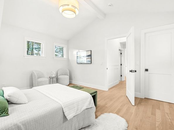 8 Oakdale Ave, Wellesley MA 02482