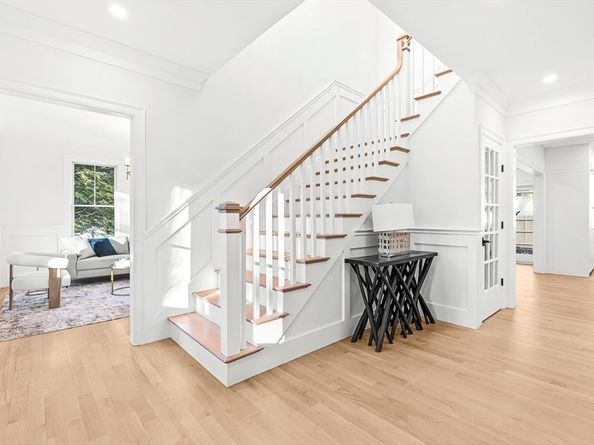 8 Oakdale Ave, Wellesley MA 02482