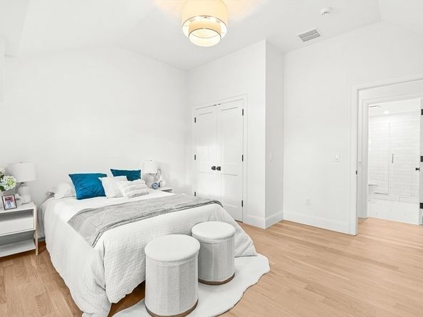 8 Oakdale Ave, Wellesley MA 02482