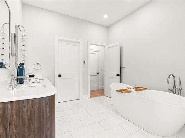 8 Oakdale Ave, Wellesley MA 02482