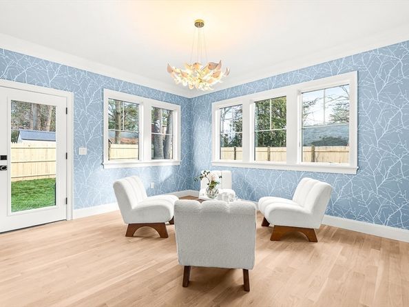 8 Oakdale Ave, Wellesley MA 02482