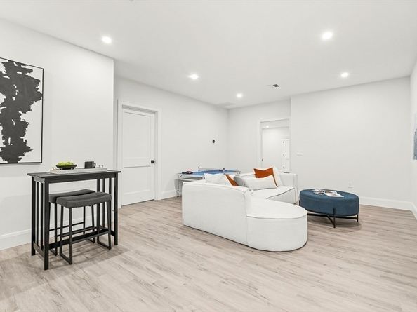 8 Oakdale Ave, Wellesley MA 02482