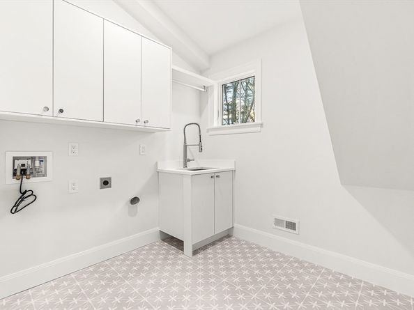 8 Oakdale Ave, Wellesley MA 02482