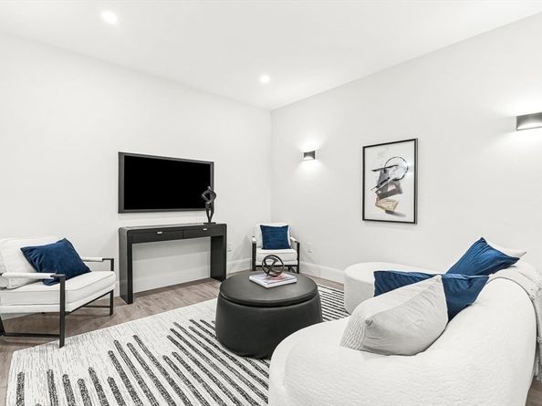 8 Oakdale Ave, Wellesley MA 02482