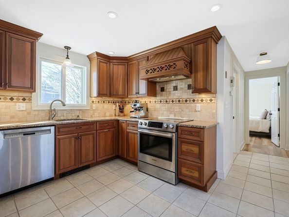 10 Eliab Latham Way, East Bridgewater MA 02333