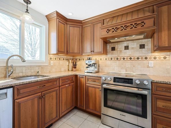10 Eliab Latham Way, East Bridgewater MA 02333