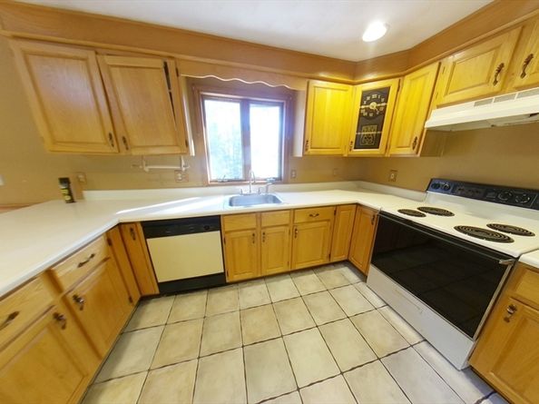 9 Mill St, North Reading MA 01864