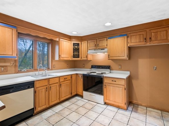 9 Mill St, North Reading MA 01864