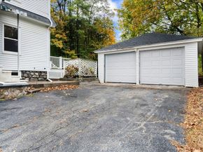 589 Sunderland Rd, Worcester MA 01604