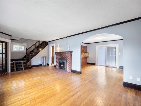 589 Sunderland Rd, Worcester MA 01604