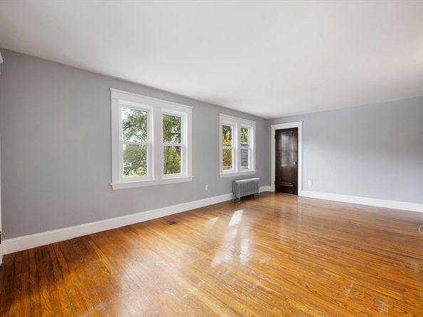 589 Sunderland Rd, Worcester MA 01604